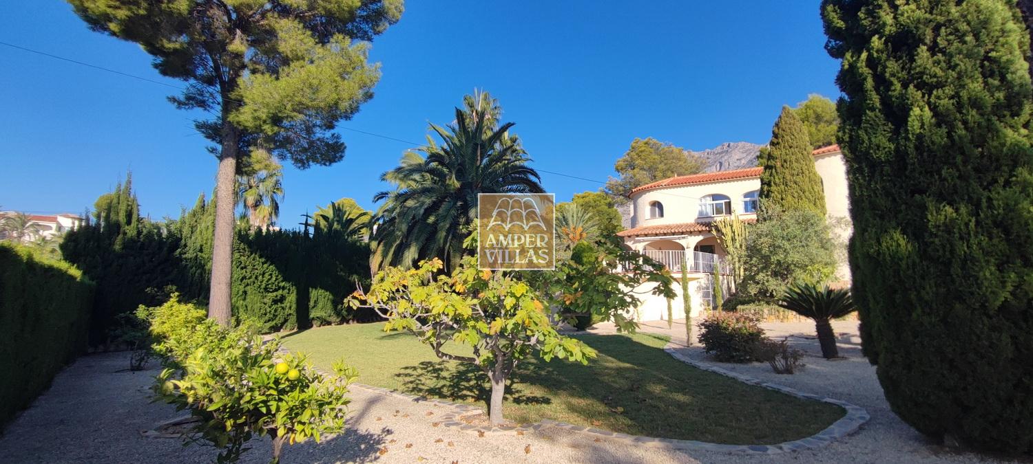 Вилла в средиземноморском стиле в Сьерра-де-Альтеа-Гольф, с красивым плоским садом.